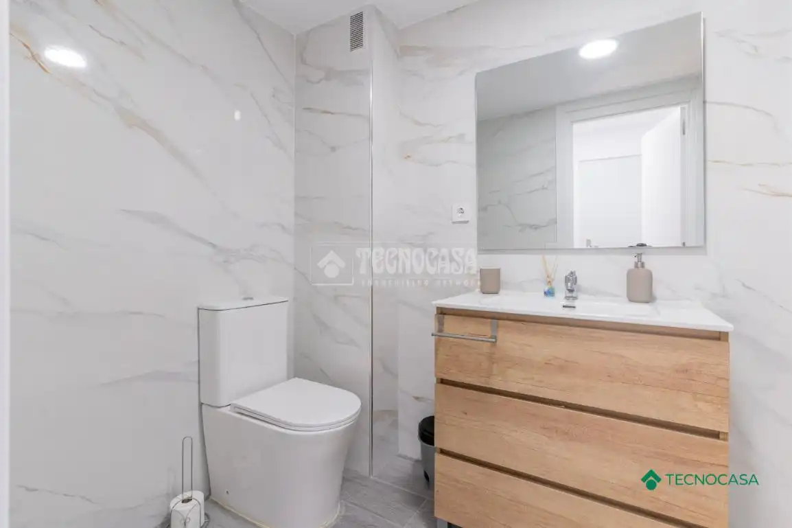 Bathroom of Flat for sale in Roquetas de Mar  with Heating, Terrace and Balcony