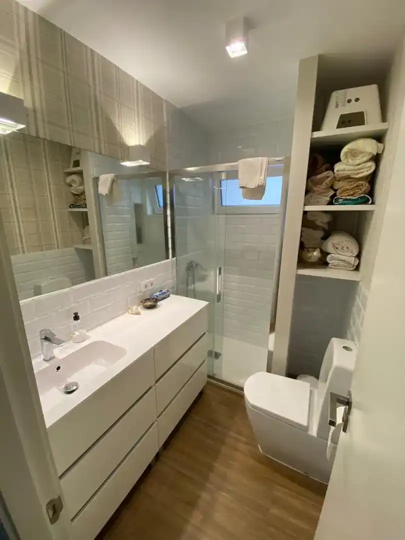 Badezimmer von Wohnung zur Miete in Vigo  mit Privatgarten, Parkett und Möbliert