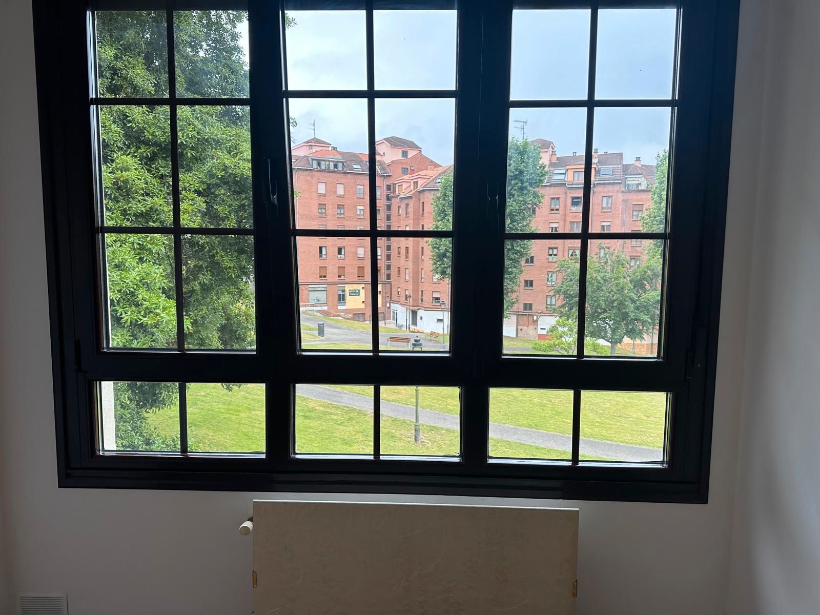 Vista exterior de Pis en venda en Avilés amb Calefacció, Parquet i Forn