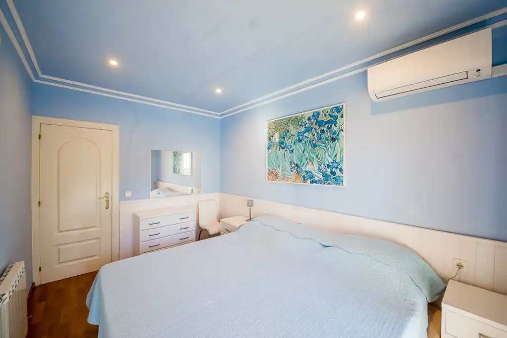 Habitación de Casa adosada en venta en Castell d'Aro, Platja d'Aro i s'Agaró con Aire acondicionado, Calefacción y Jardín privado