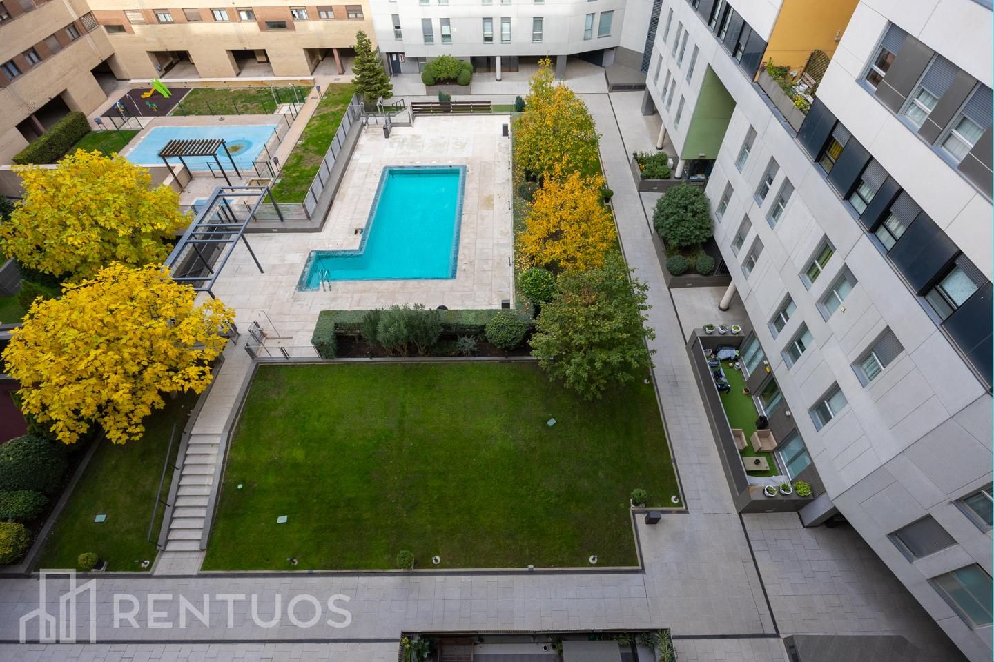 Swimming pool of Flat to rent in  Madrid Capital  with Air Conditioner, Heating and Terrace