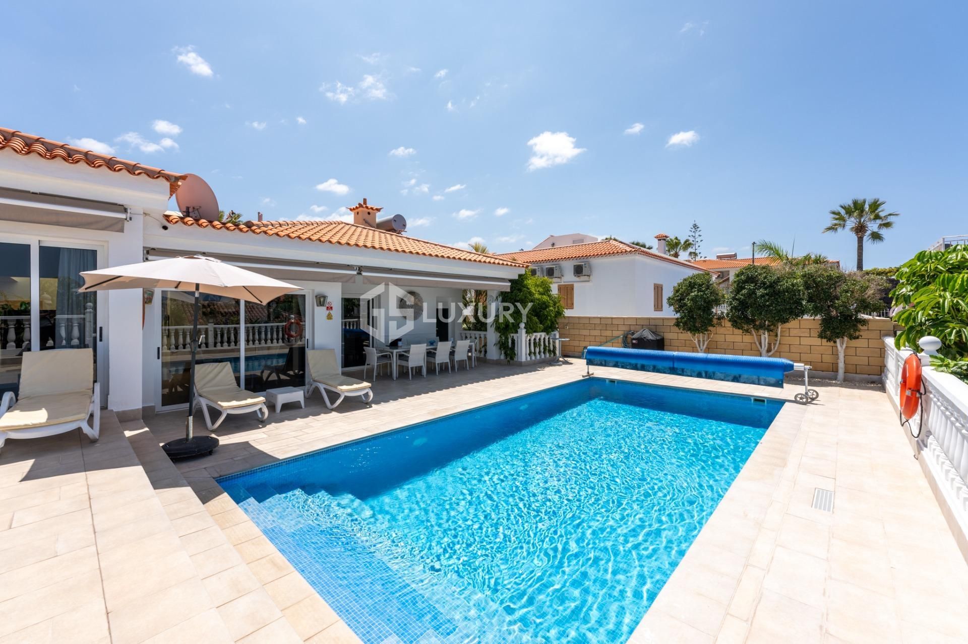 Vista exterior de Casa o xalet en venda en Santiago del Teide amb Aire condicionat, Jardí privat i Terrassa