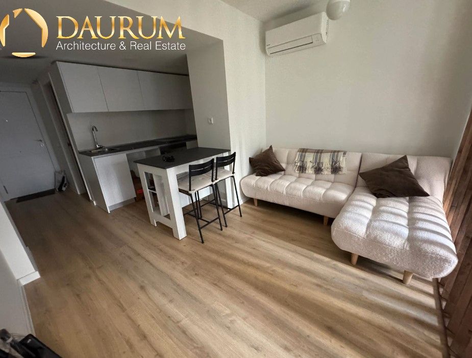 Sala d'estar de Estudi en venda en San Sebastián de los Reyes amb Aire condicionat, Terrassa i Moblat