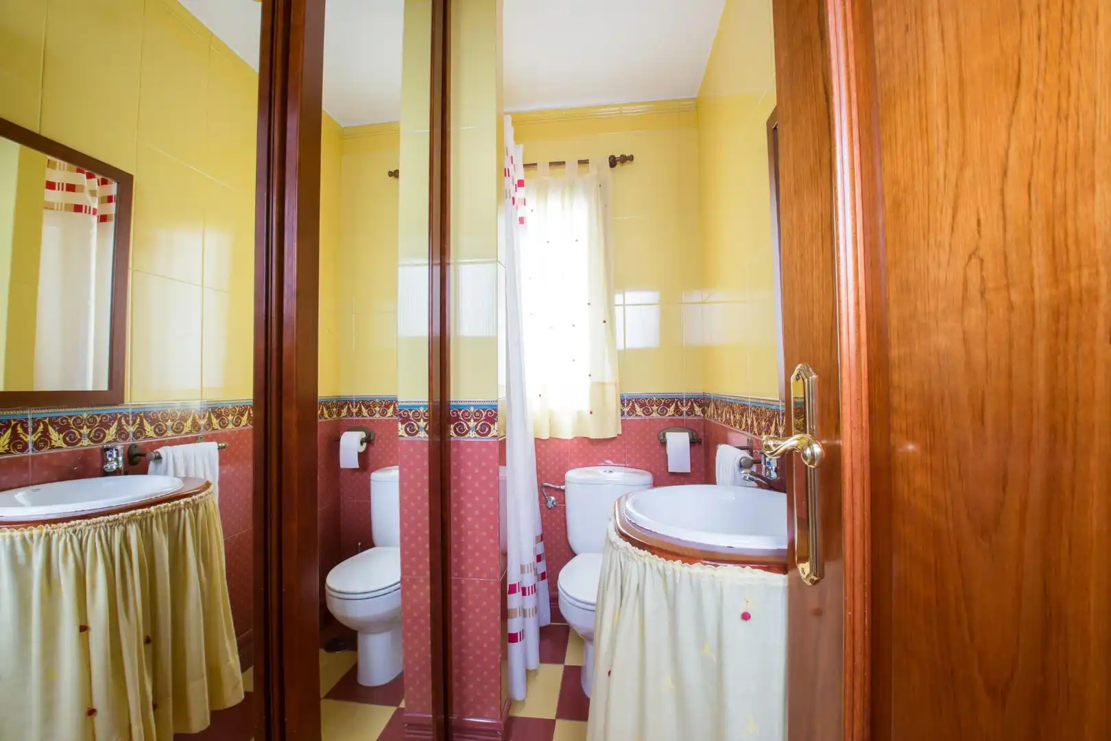Bathroom of Flat for share in Granada  with Parquet flooring