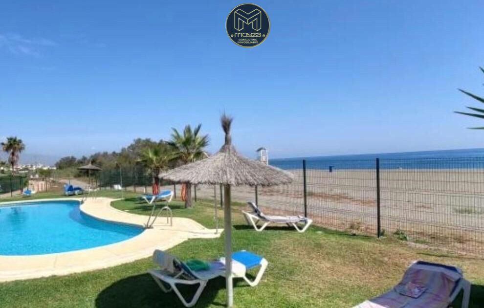 Jardí de Casa adosada de lloguer en Manilva amb Aire condicionat