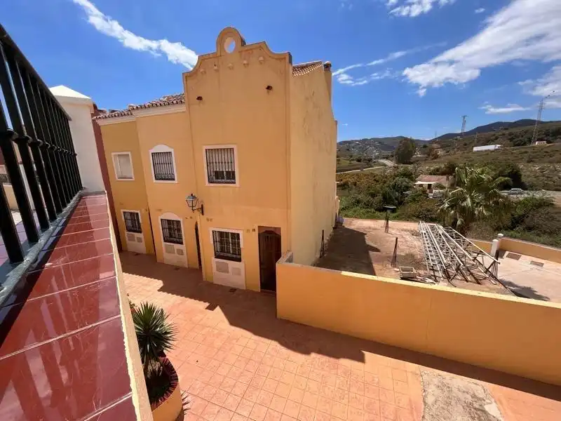 Vista exterior de Dúplex en venta en Nerja con Jardín privado