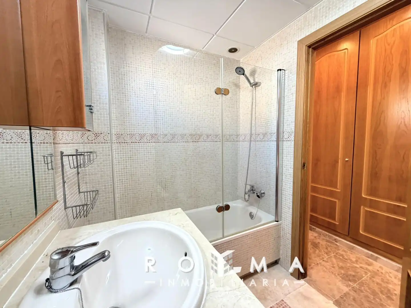 Baño de Casa adosada de alquiler en Bormujos con Aire acondicionado, Calefacción y Jardín privado