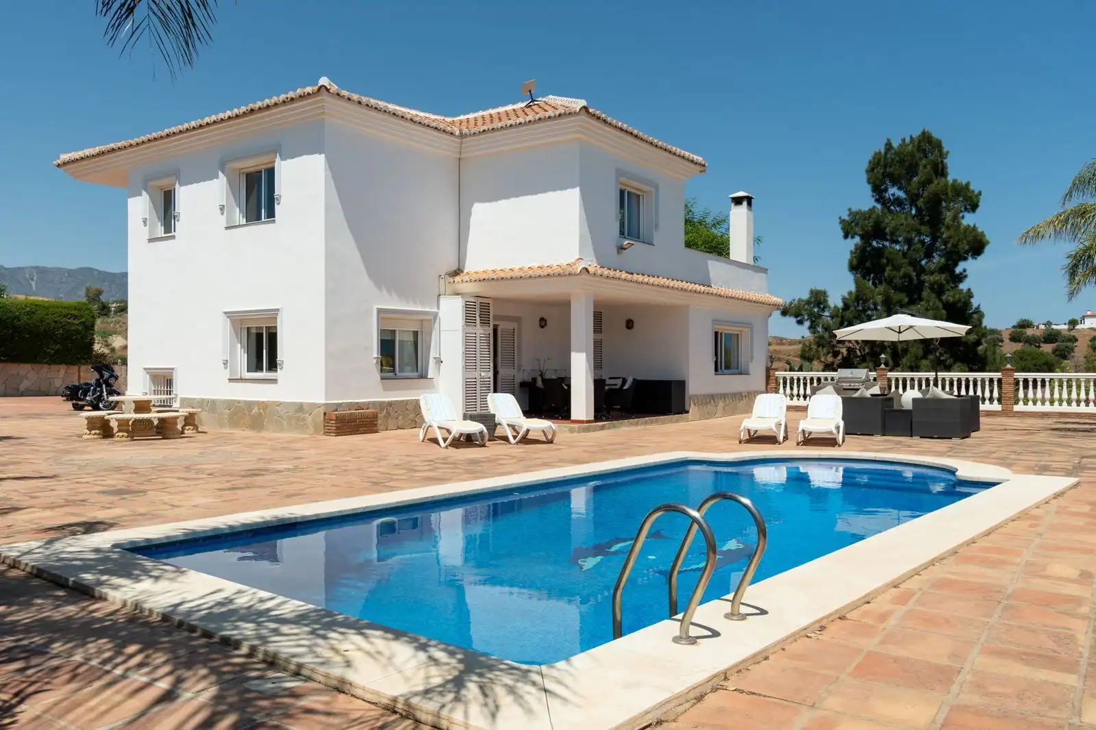 Schwimmbecken von Einfamilien-Reihenhaus zum Verkauf in Mijas mit Klimaanlage, Terrasse und Abstellraum