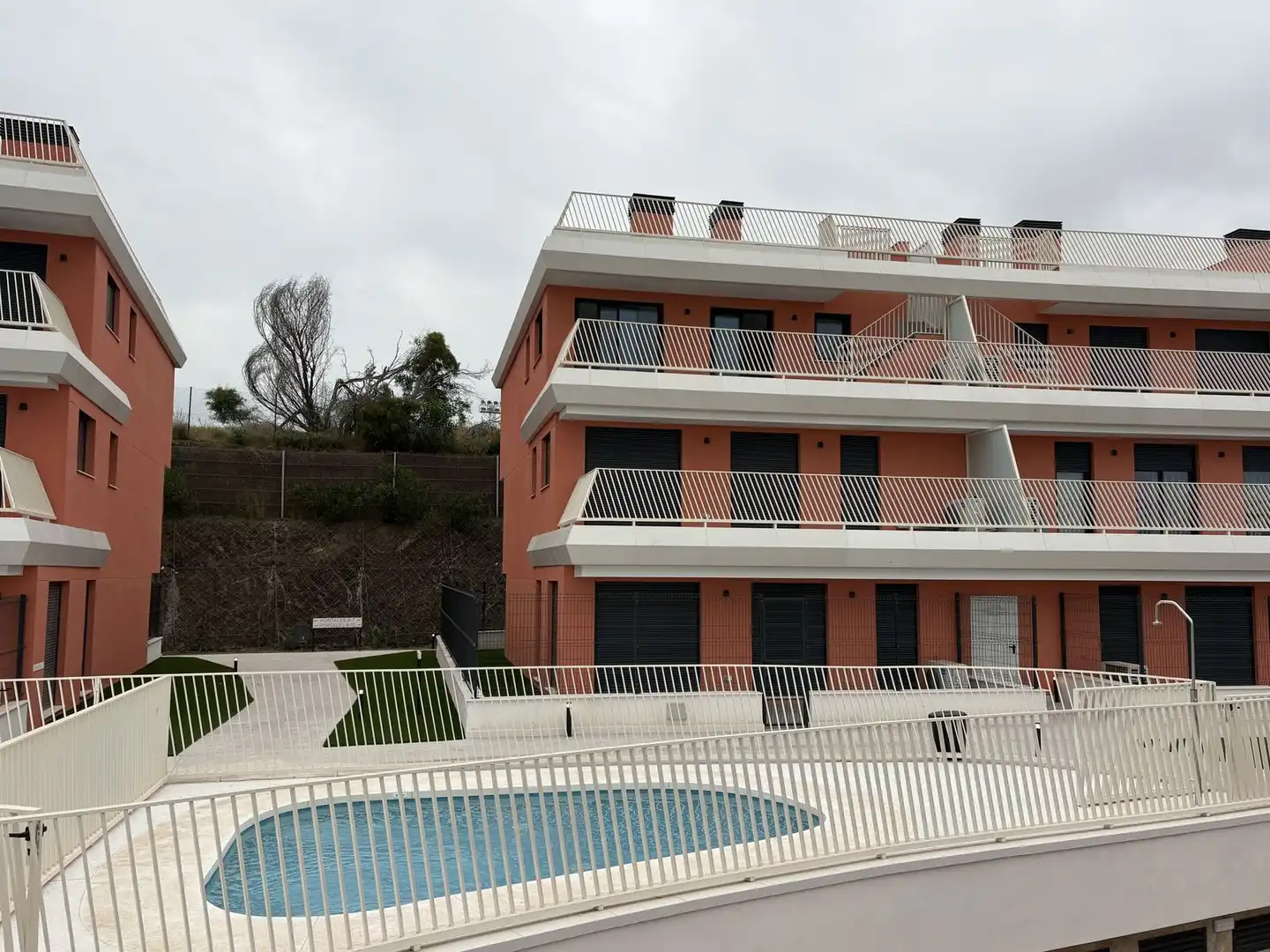 Vista exterior de Planta baixa en venda en Mijas amb Aire condicionat, Terrassa i Piscina