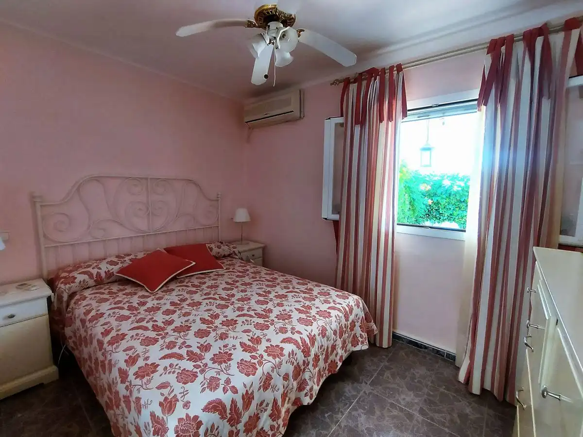 Habitación de Casa adosada en venta en Almonte con Terraza, Trastero y Balcón
