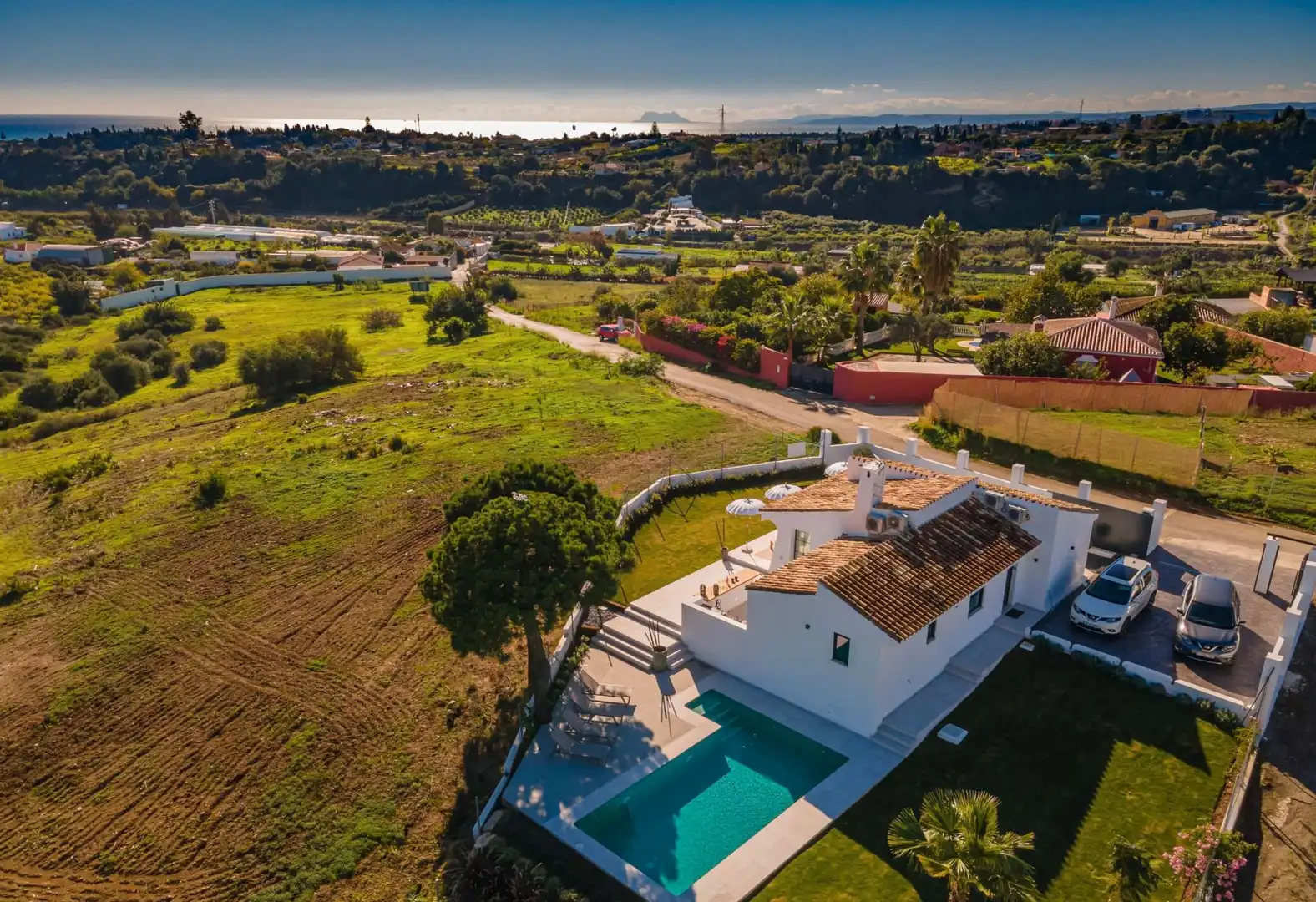 Vista exterior de Casa o xalet en venda en Estepona amb Aire condicionat, Calefacció i Jardí privat