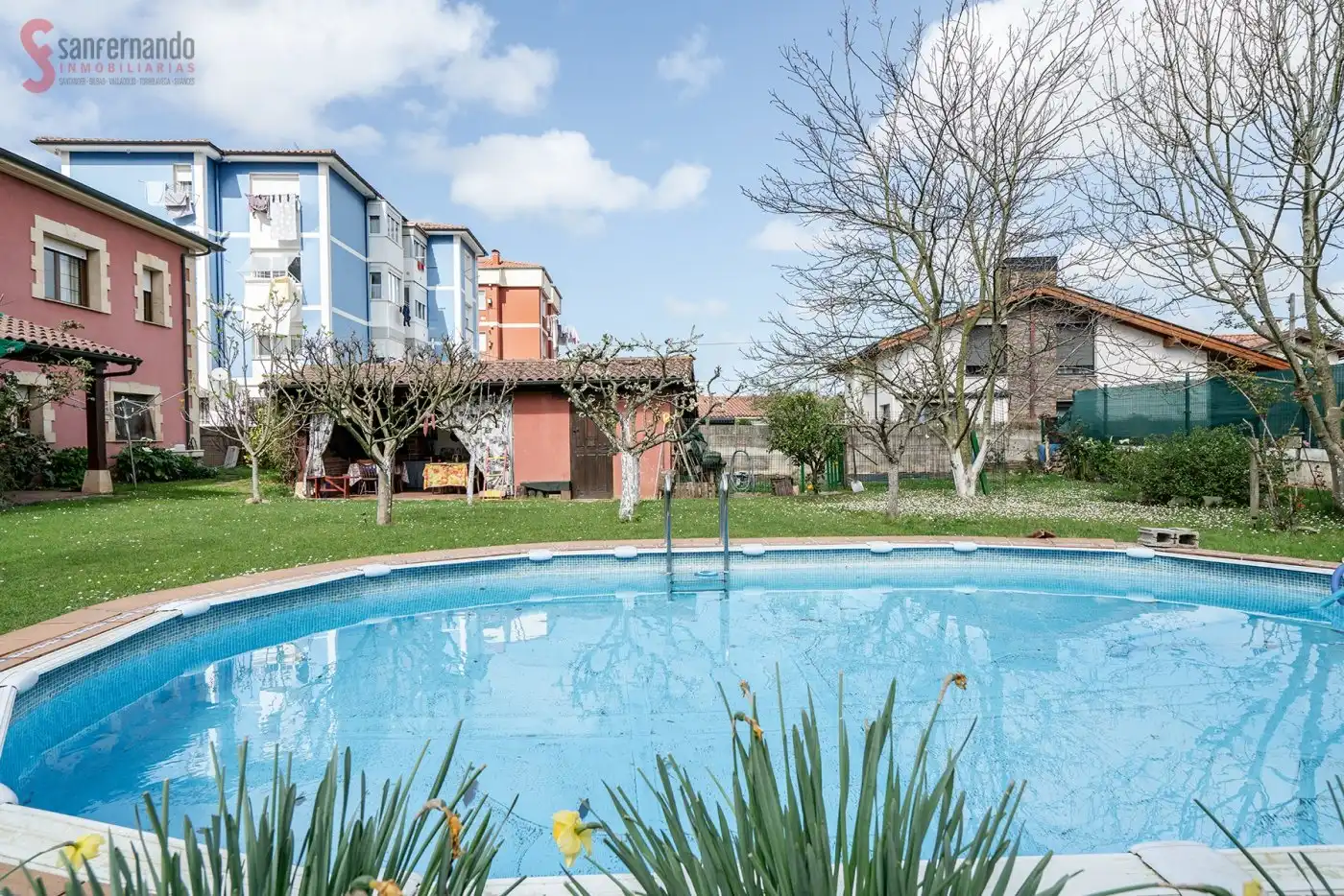 Piscina de Casa o chalet en venta en Torrelavega  con Calefacción, Jardín privado y Parquet