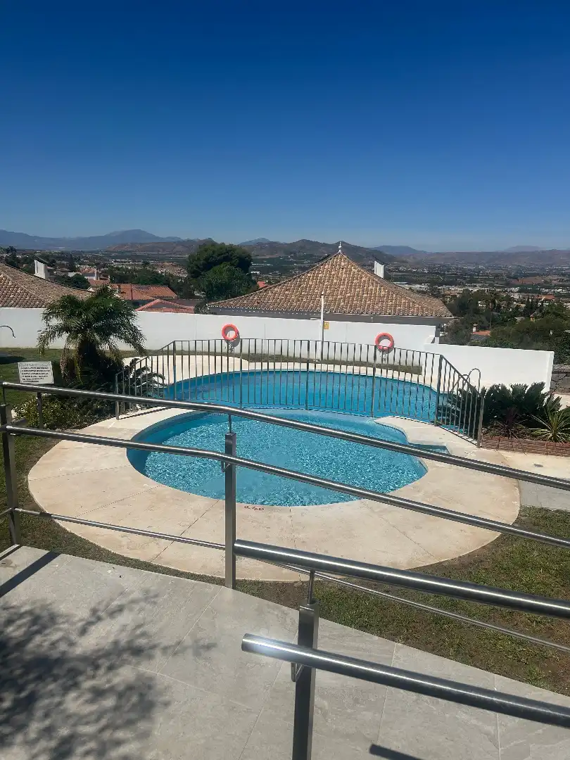 Piscina de Casa adosada en venda en Alhaurín de la Torre amb Aire condicionat, Jardí privat i Terrassa