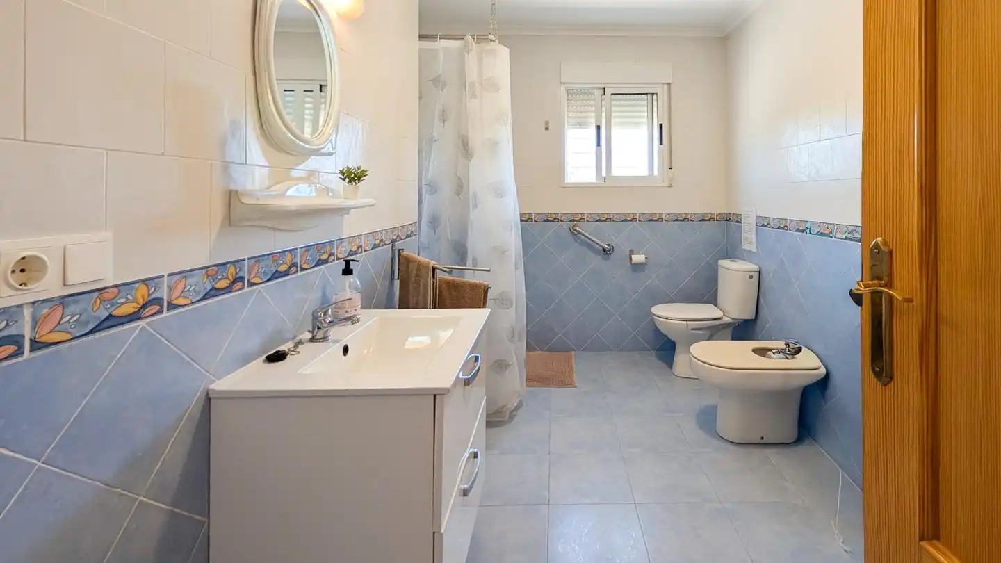 Bany de Casa o xalet en venda en Elche / Elx amb Aire condicionat, Jardí privat i Terrassa
