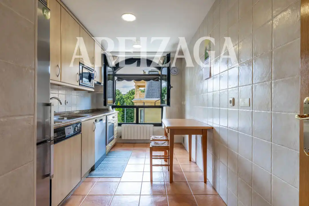 Cuina de Pis en venda en Donostia - San Sebastián  amb Aire condicionat, Calefacció i Terrassa