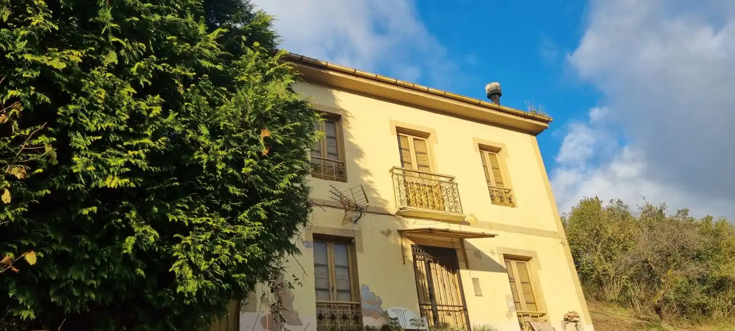 Vista exterior de Casa o xalet en venda en Oviedo  amb Terrassa i Balcó