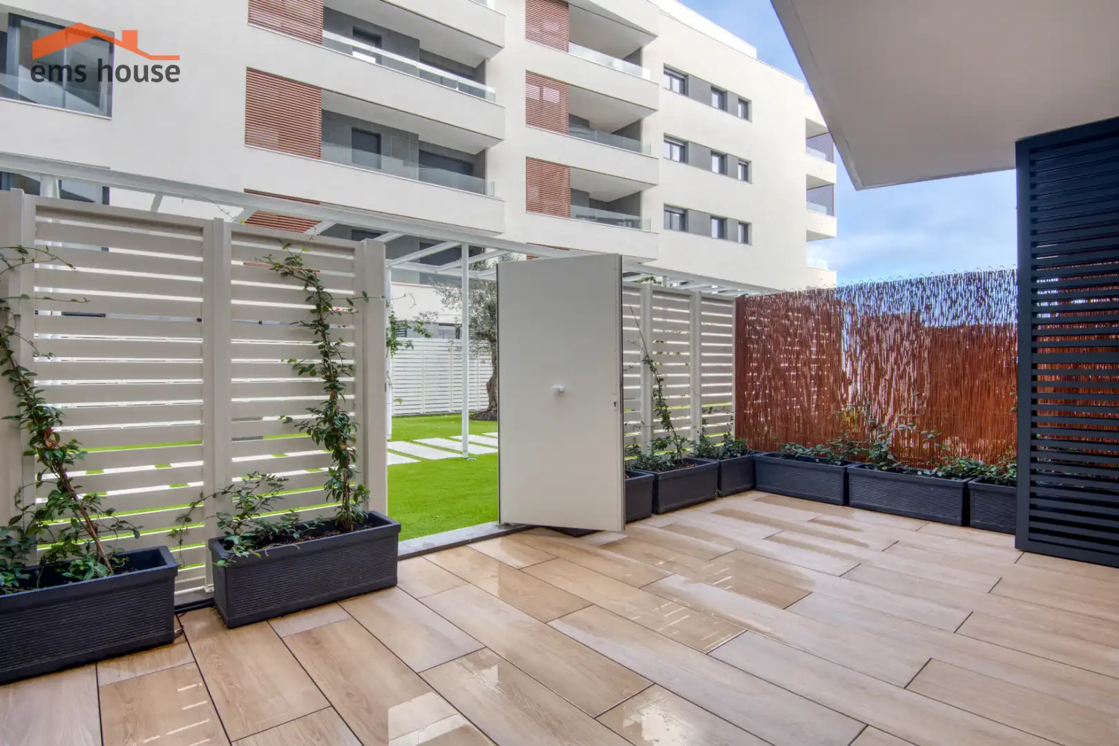 Piano terra di nuova costruzione con piscina in vendita a Passeig de Josep Mundet 9, imagen 2