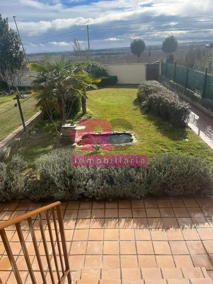 Jardín de Casa adosada en venta en Cabrerizos con Calefacción, Jardín privado y Piscina comunitaria