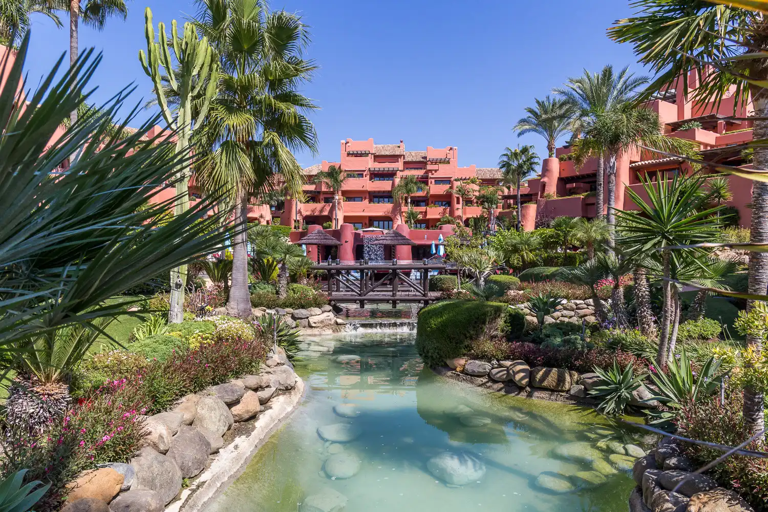 Außenansicht von Maisonette zum Verkauf in Estepona mit Klimaanlage, Terrasse und Schwimmbad