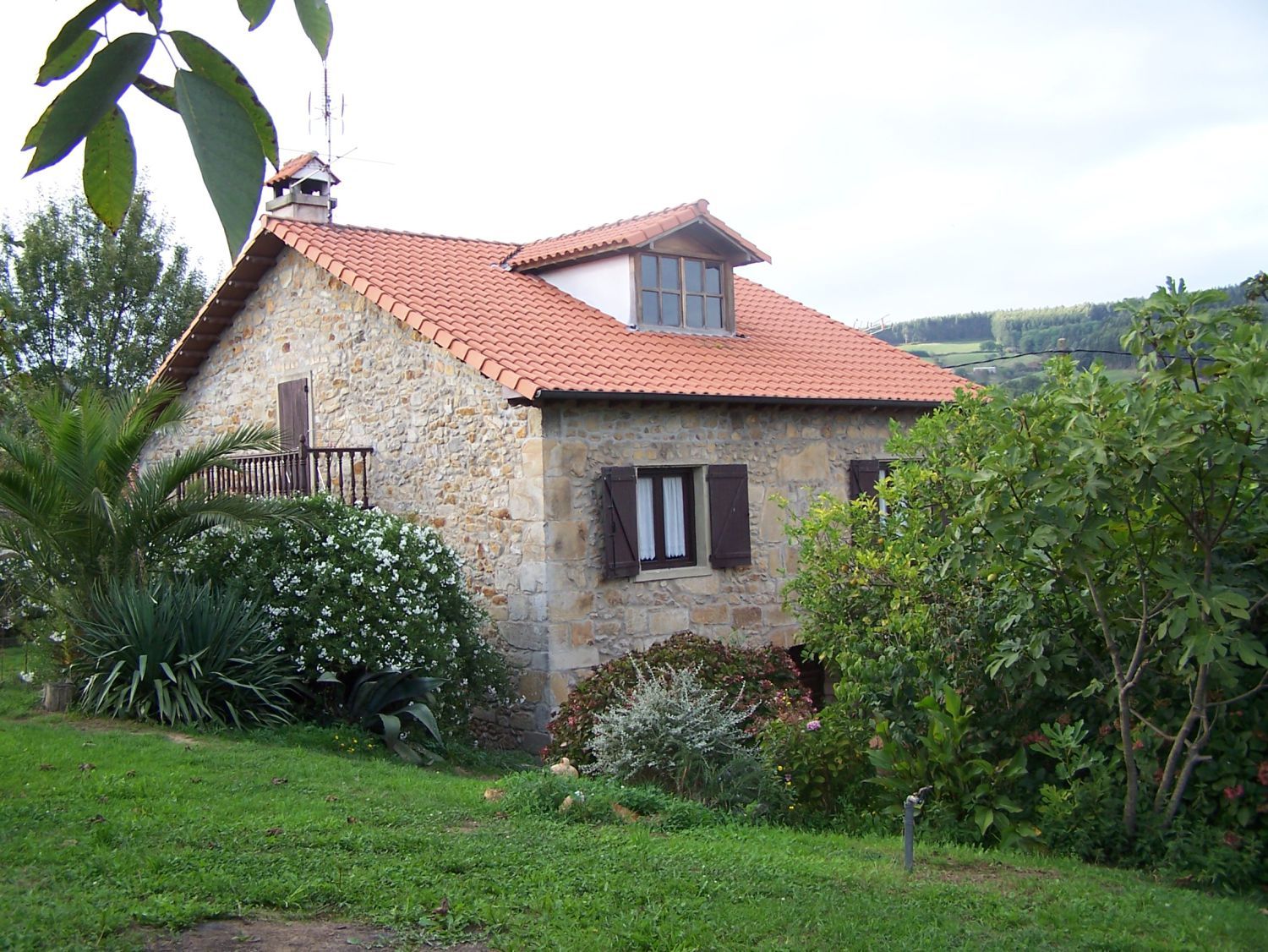 Vista exterior de Casa o xalet en venda en Bárcena de Cicero amb Calefacció i Moblat