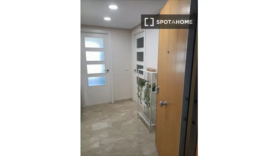 Flat for rent in Valencia  with Air Conditioner, Heating and Furnished