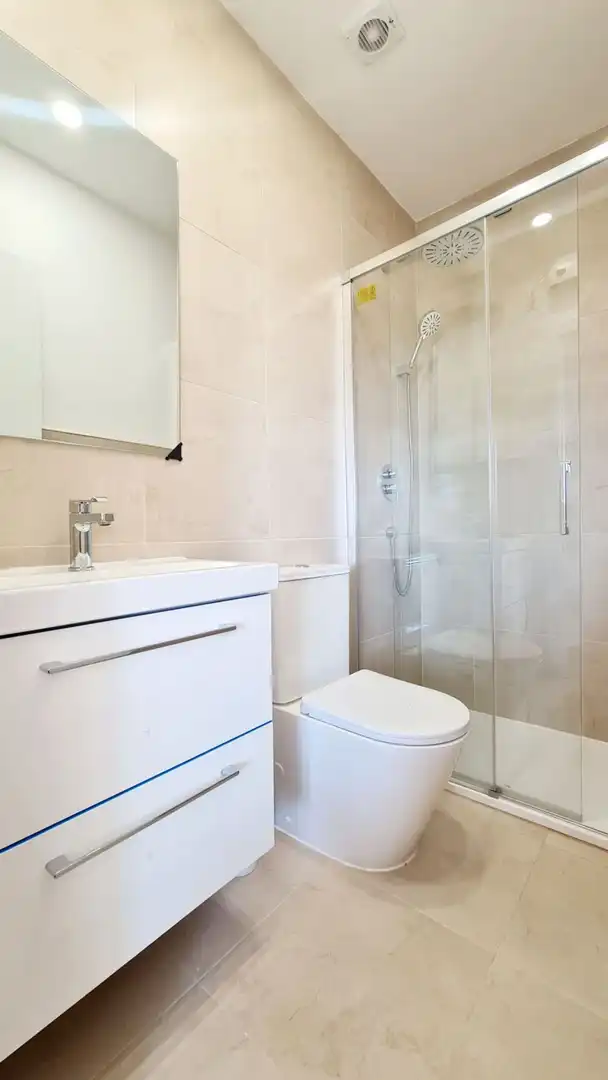 Badezimmer von Wohnung zur Miete in Madrid mit Klimaanlage