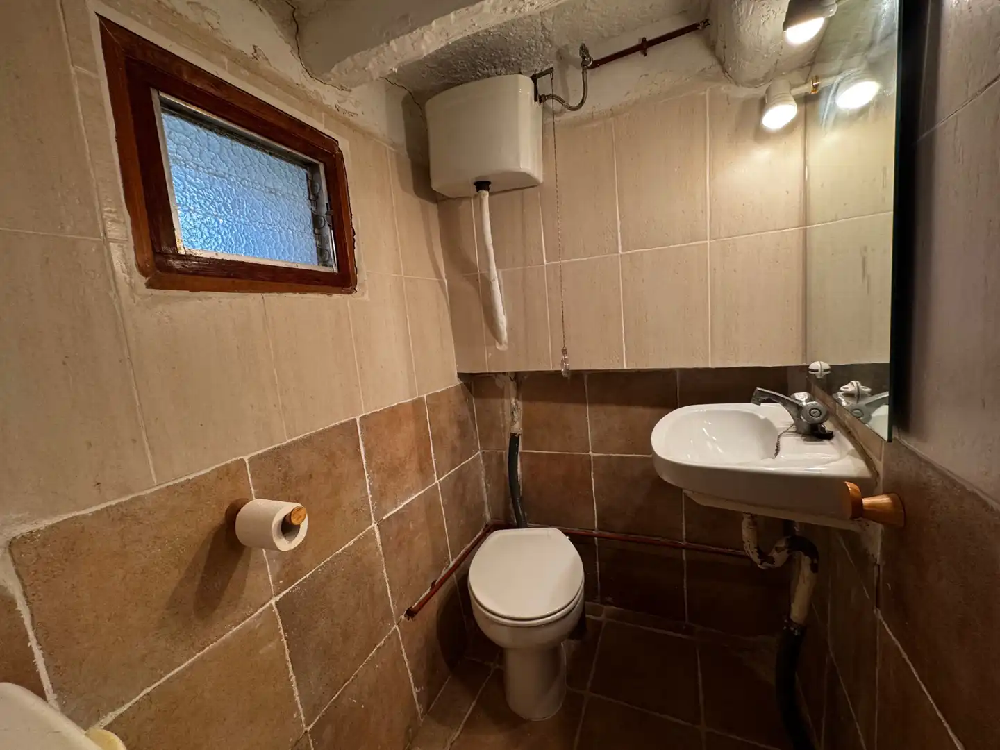 Badezimmer von Einfamilien-Reihenhaus zum Verkauf in Arnes mit Abstellraum, Möbliert und Ofen