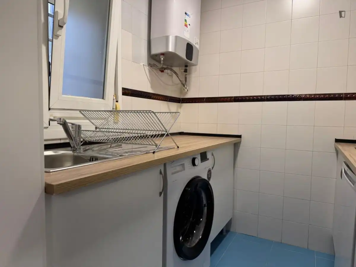 Cuina de Apartament de lloguer en Madrid amb Aire condicionat, Moblat i Rentadora