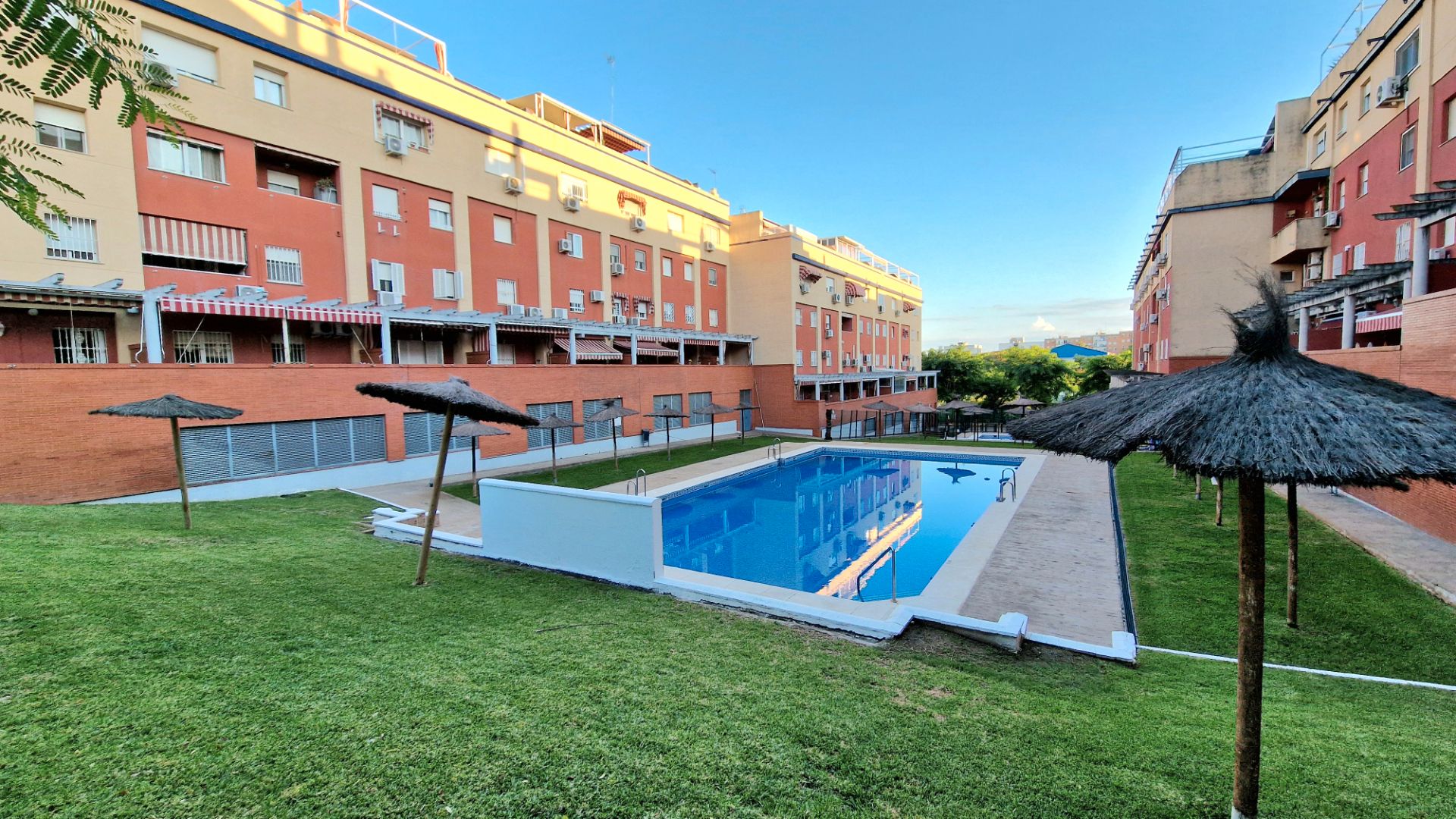 Piscina de Pis en venda en San Juan de Aznalfarache amb Aire condicionat i Piscina comunitària