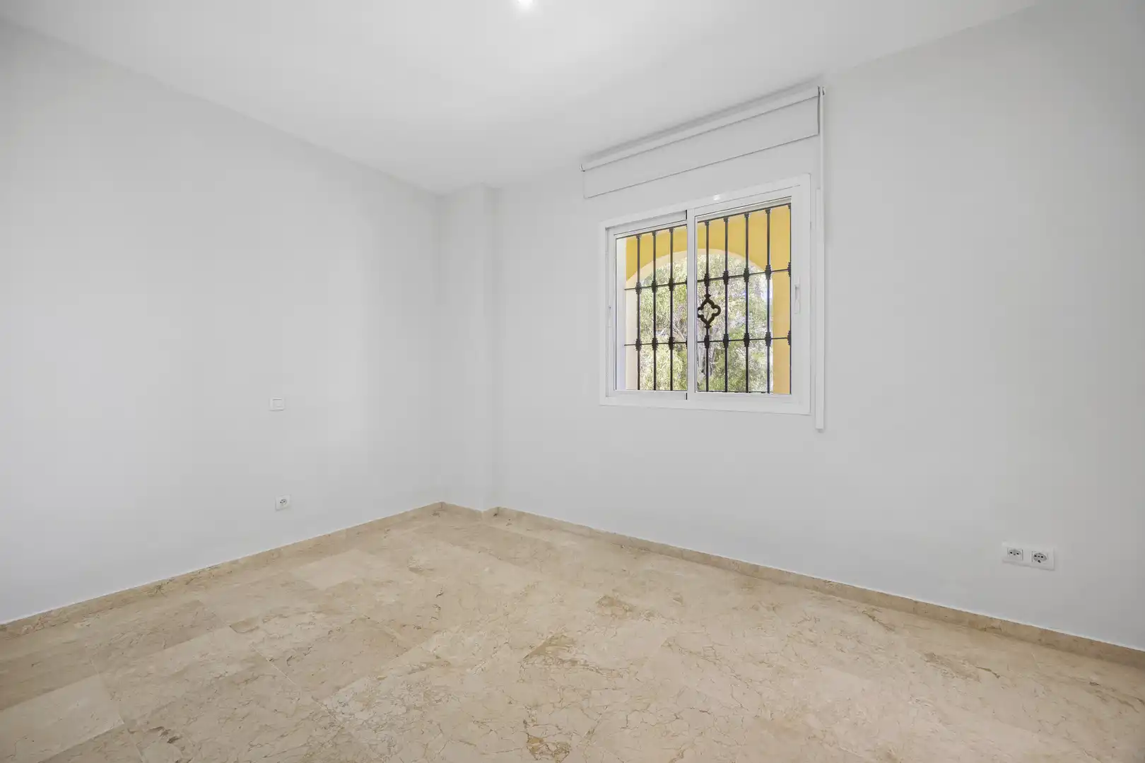 Schlafzimmer von Wohnungen zum Verkauf in Marbella mit Klimaanlage, Terrasse und Schwimmbad