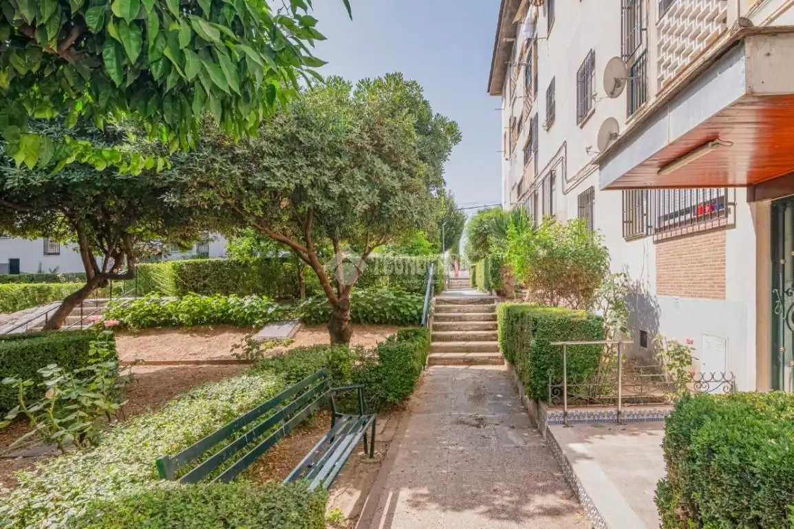 Vista exterior de Piso en venta en Granada con Calefacción, Amueblado y Balcón