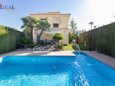 Villa con piscina in vendita a Calle ALMECES