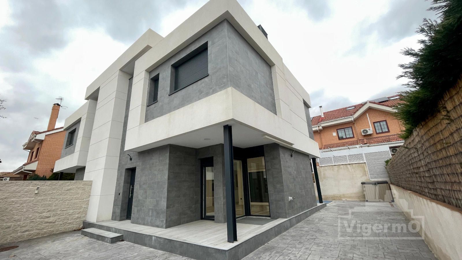 Vista exterior de Casa adosada en venda en Población de Arroyo amb Calefacció i Piscina