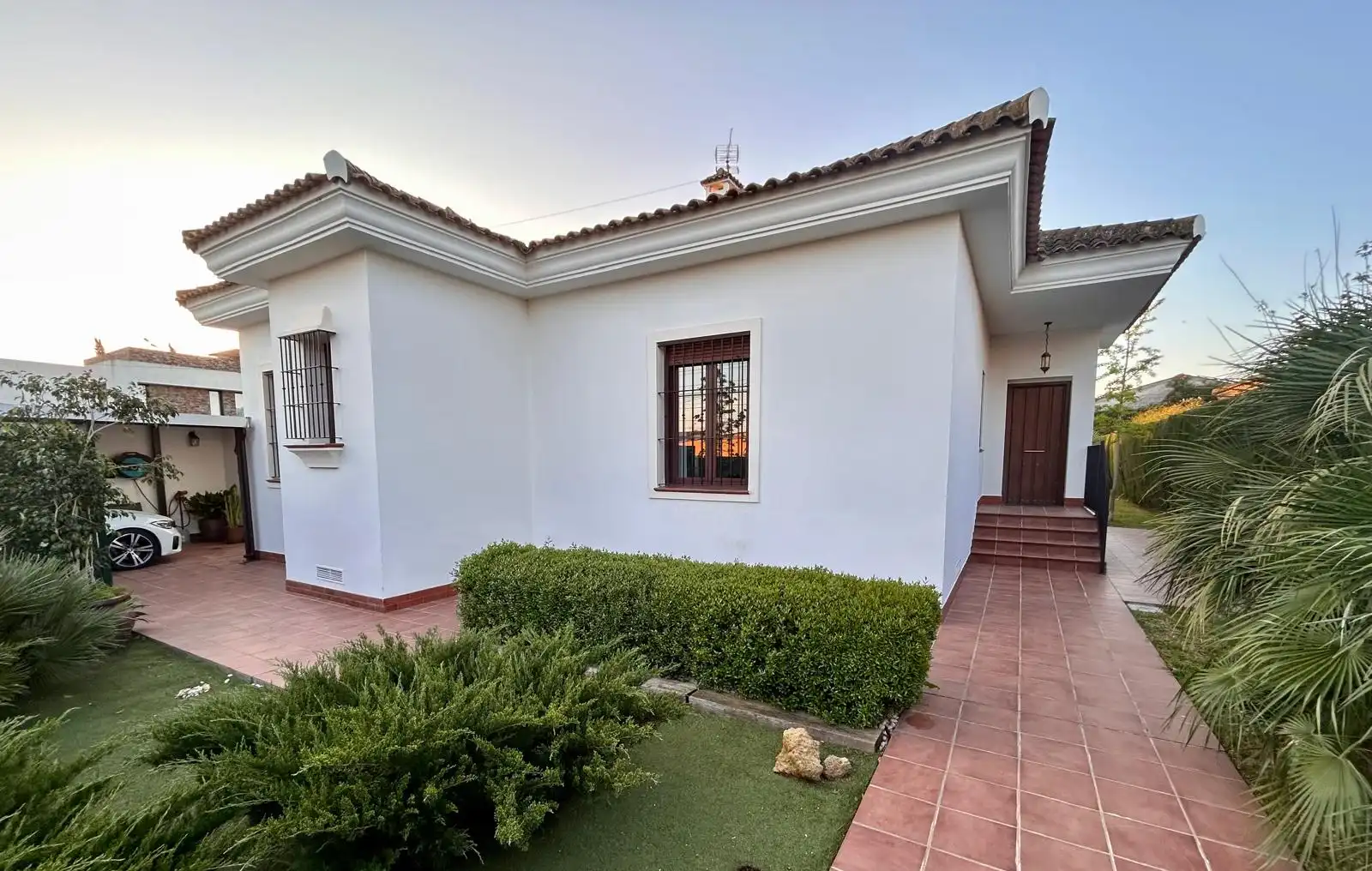 Vista exterior de Casa o xalet en venda en Alcalá de Guadaira amb Aire condicionat, Jardí privat i Traster