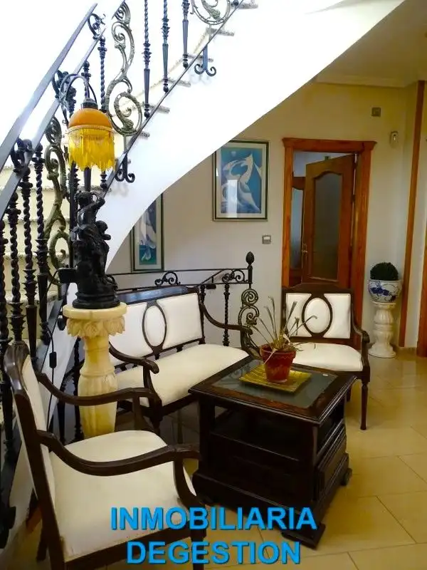 Casa o xalet en venda en Linares amb Aire condicionat, Calefacció i Jardí privat