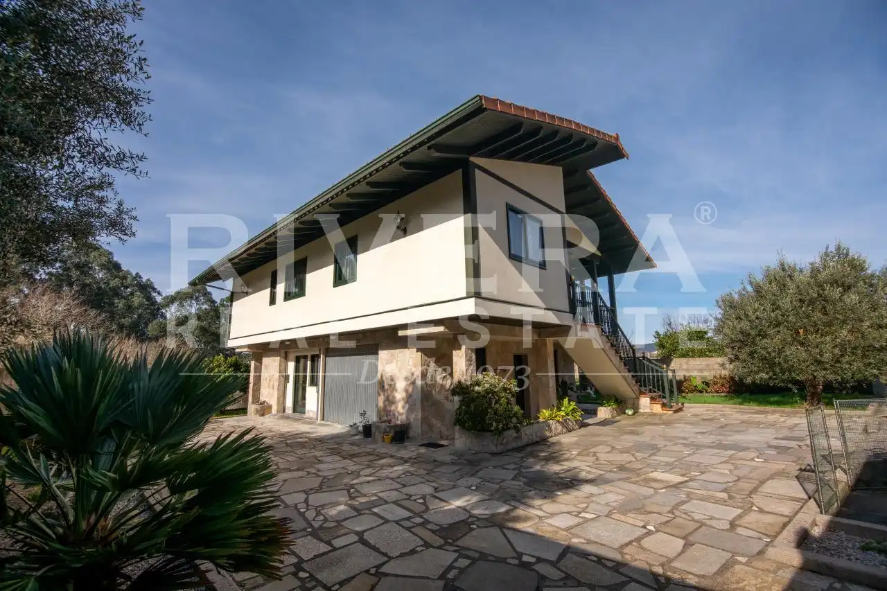 Vista exterior de Casa o xalet en venda en Redondela amb Calefacció, Jardí privat i Terrassa