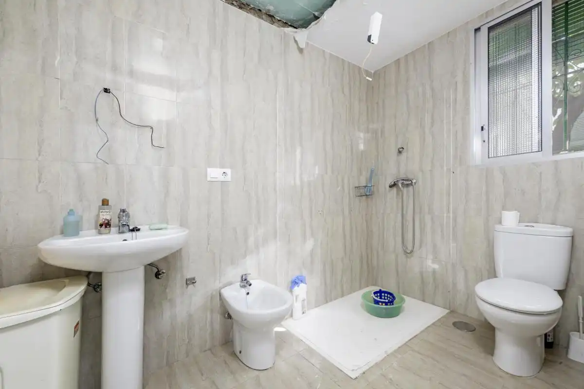 Baño de Casa adosada en venta en Camas con Calefacción, Terraza y Balcón