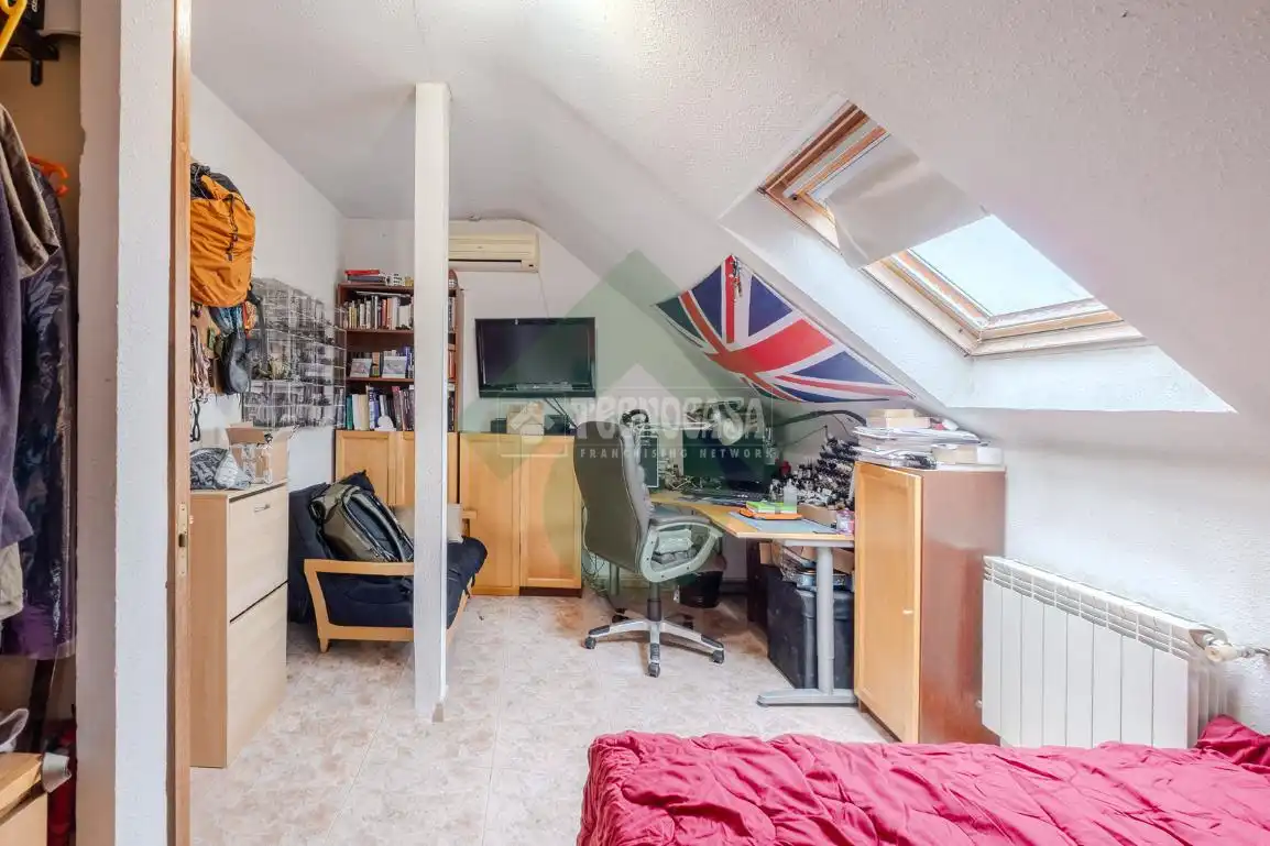 Habitación de Casa adosada en venta en Serranillos del Valle con Calefacción y Jardín privado