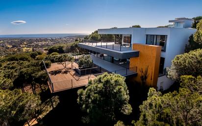 Vista exterior de Casa o xalet en venda en Sotogrande amb Aire condicionat, Terrassa i Piscina