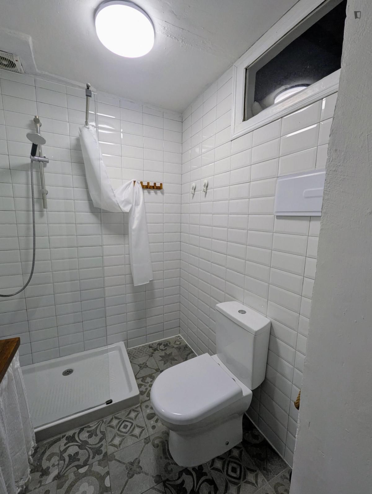 Bathroom of Study to rent in  Valencia Capital  with Air Conditioner, Furnished and Washing machine