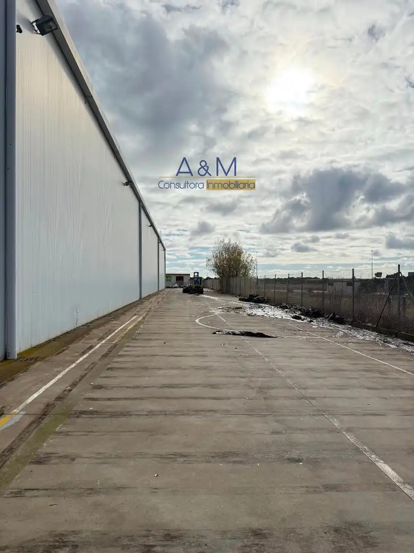 Vista exterior de Nave industrial de alquiler en Villabrázaro