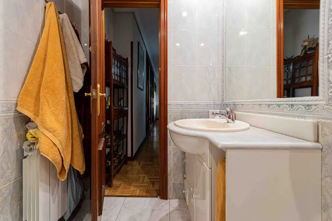 Bathroom of Flat for sale in Madrid  with Air Conditioner, Heating and Storage room