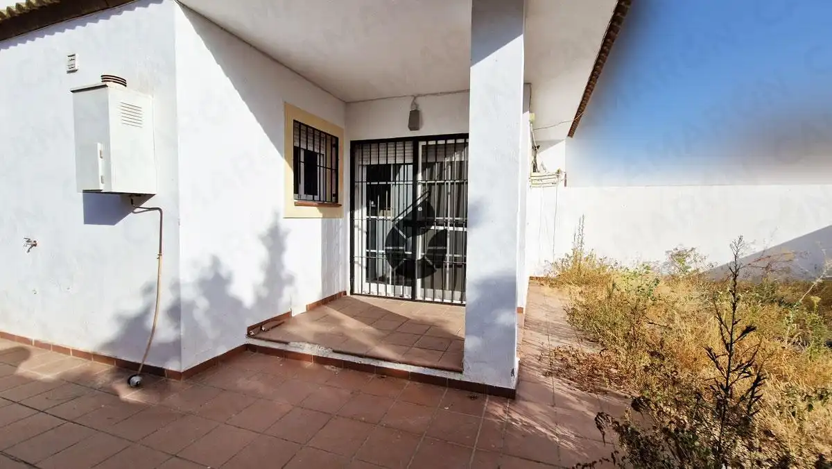 Vista exterior de Casa adosada en venda en Coria del Río amb Jardí privat, Terrassa i Alarma