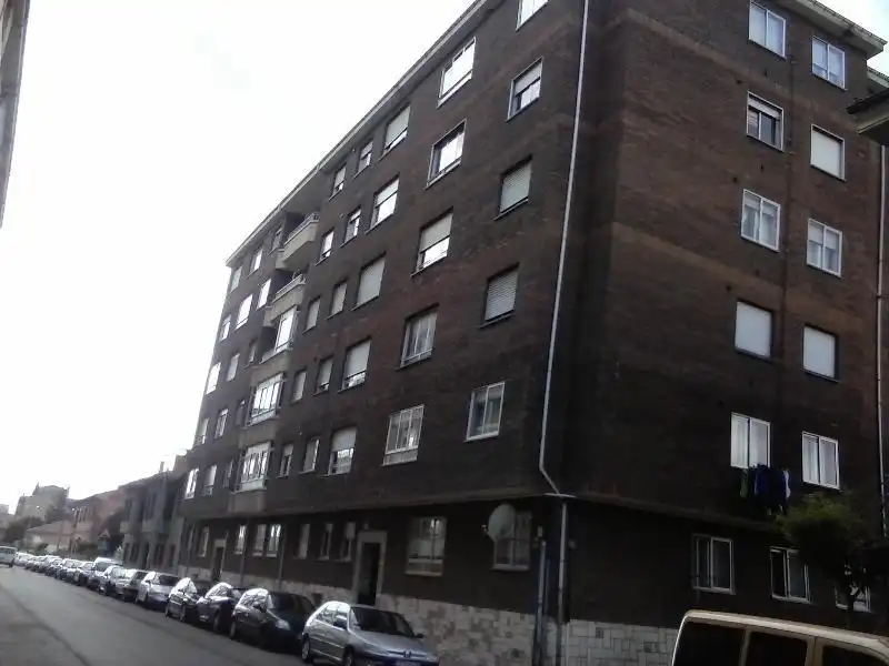 Vista exterior de Pis en venda en La Robla  amb Calefacció