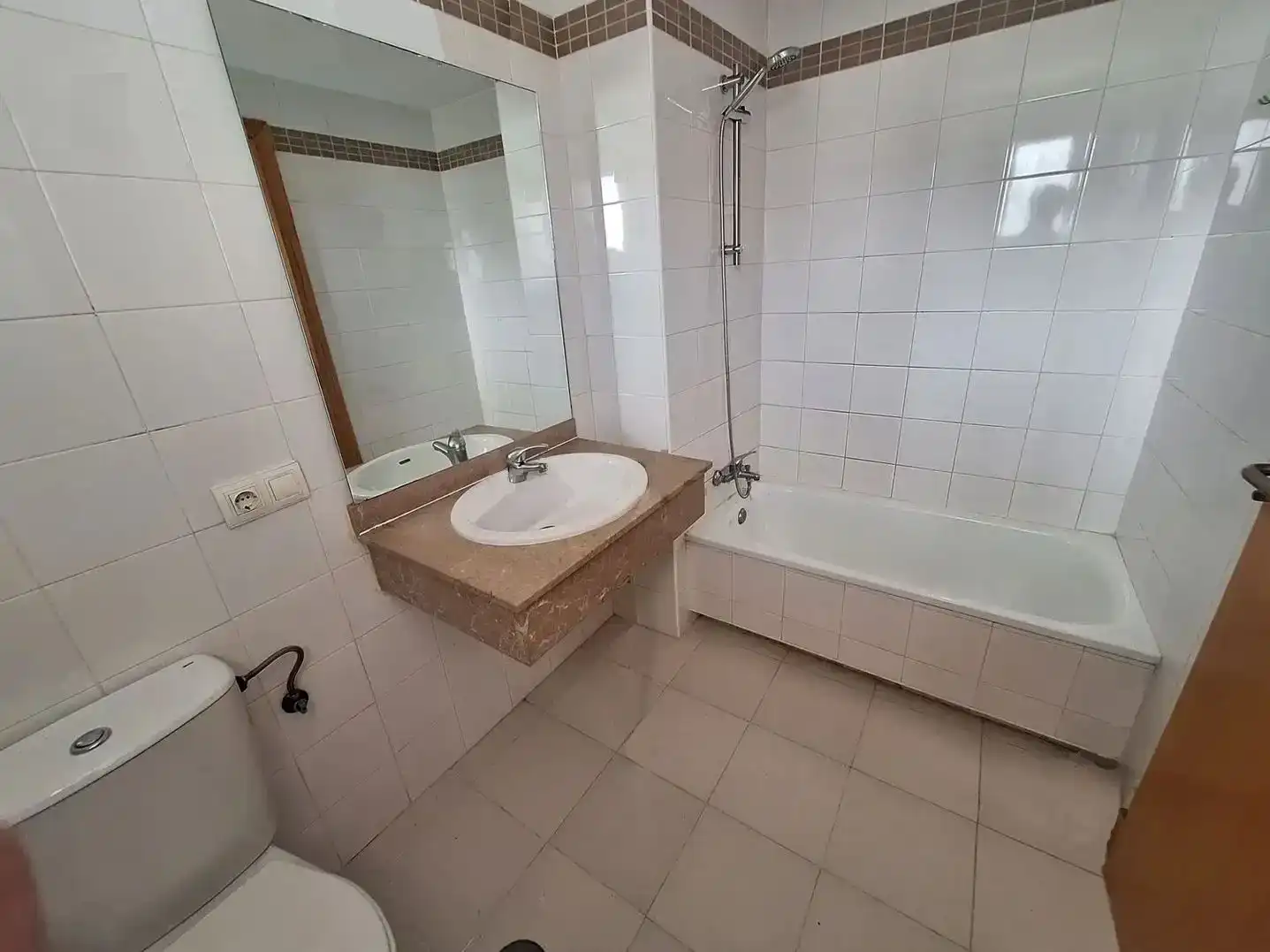 Bany de Casa o xalet en venda en Bollullos de la Mitación amb Terrassa i Balcó