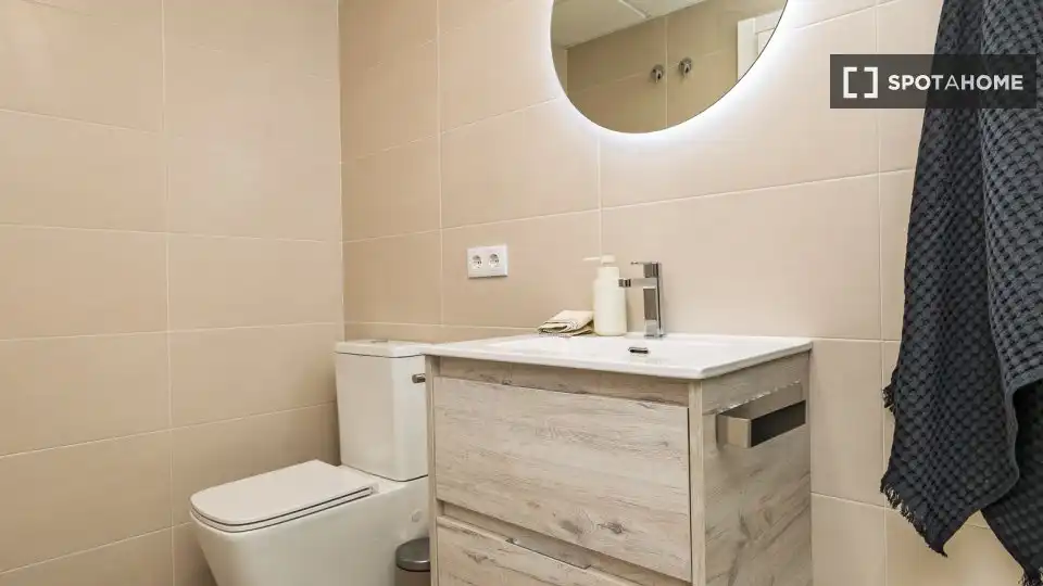 Bathroom of Flat for rent in Valencia  with Air Conditioner, Heating and Furnished