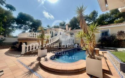 Vista exterior de Casa adosada en venda en La Nucia amb Aire condicionat, Terrassa i Piscina