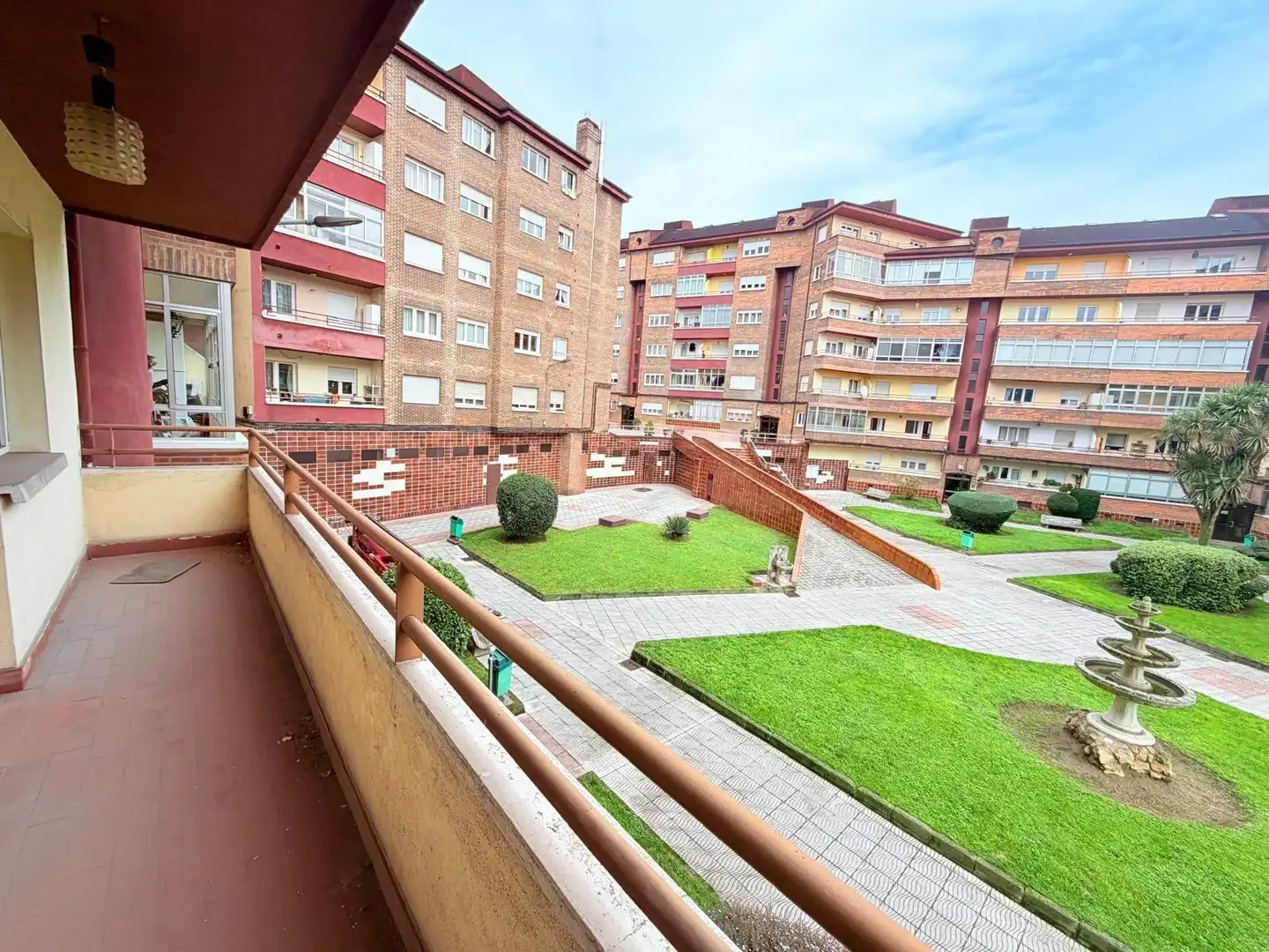 Vista exterior de Pis en venda en Oviedo  amb Jardí privat, Terrassa i Balcó