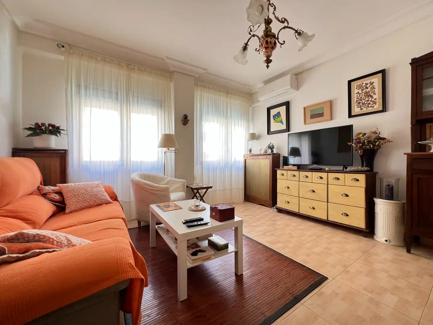 Living room of Flat for sale in  Madrid Capital  with Air Conditioner, Heating and Furnished