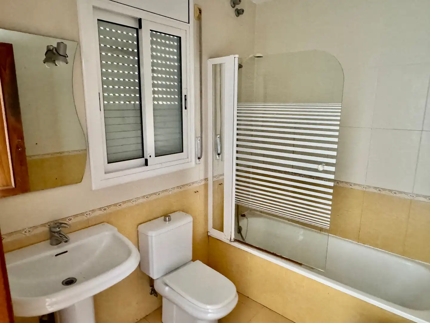 Badezimmer von Einfamilien-Reihenhaus zum Verkauf in Calafell mit Heizung, Privatgarten und Terrasse